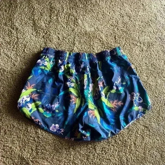 Columbia Omni Shade Tropical Print
Shorts Size XL - Picture 2 of 4